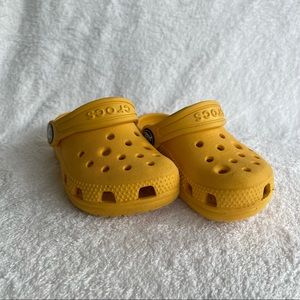 Toddler Mustard Crocs Clogs size 6